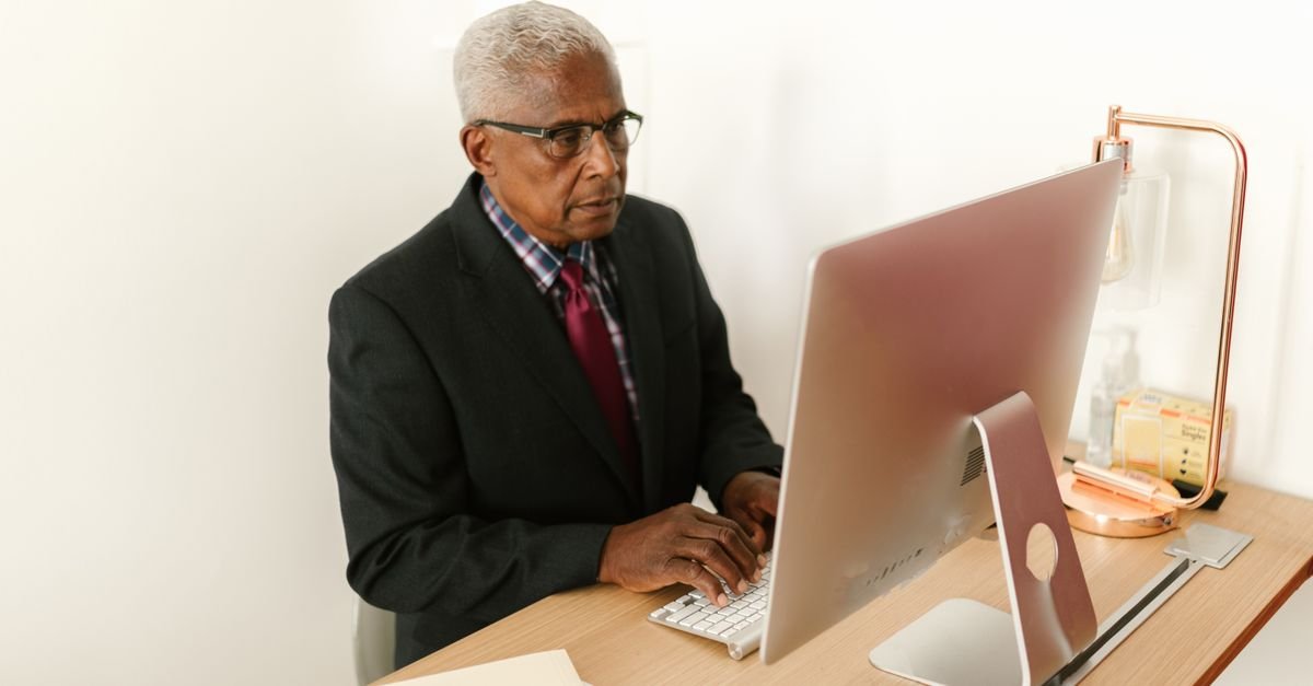 키보드 작업 중 손목 보호대를 착용한 손과 작업 책상 장면