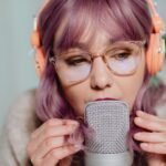 Shure MV7+ 다이내믹 마이크로 화상회의와 녹음을 함께 하는 모습