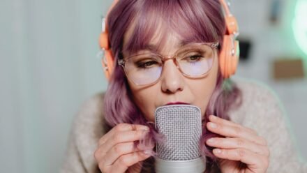 Shure MV7+ 다이내믹 마이크로 화상회의와 녹음을 함께 하는 모습
