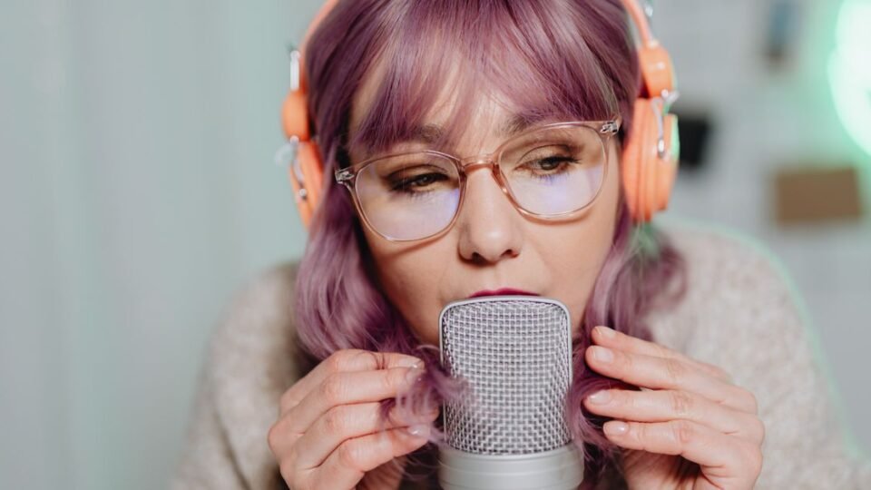 Shure MV7+ 다이내믹 마이크로 화상회의와 녹음을 함께 하는 모습
